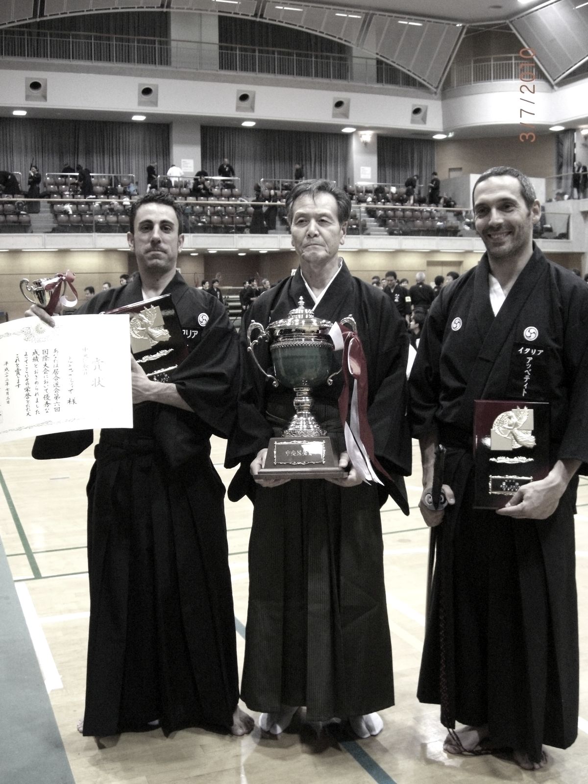 Marco Appetito con la coppa sul podio del Campionato del mondo di Iaidō Mugai Ryu a Kobe