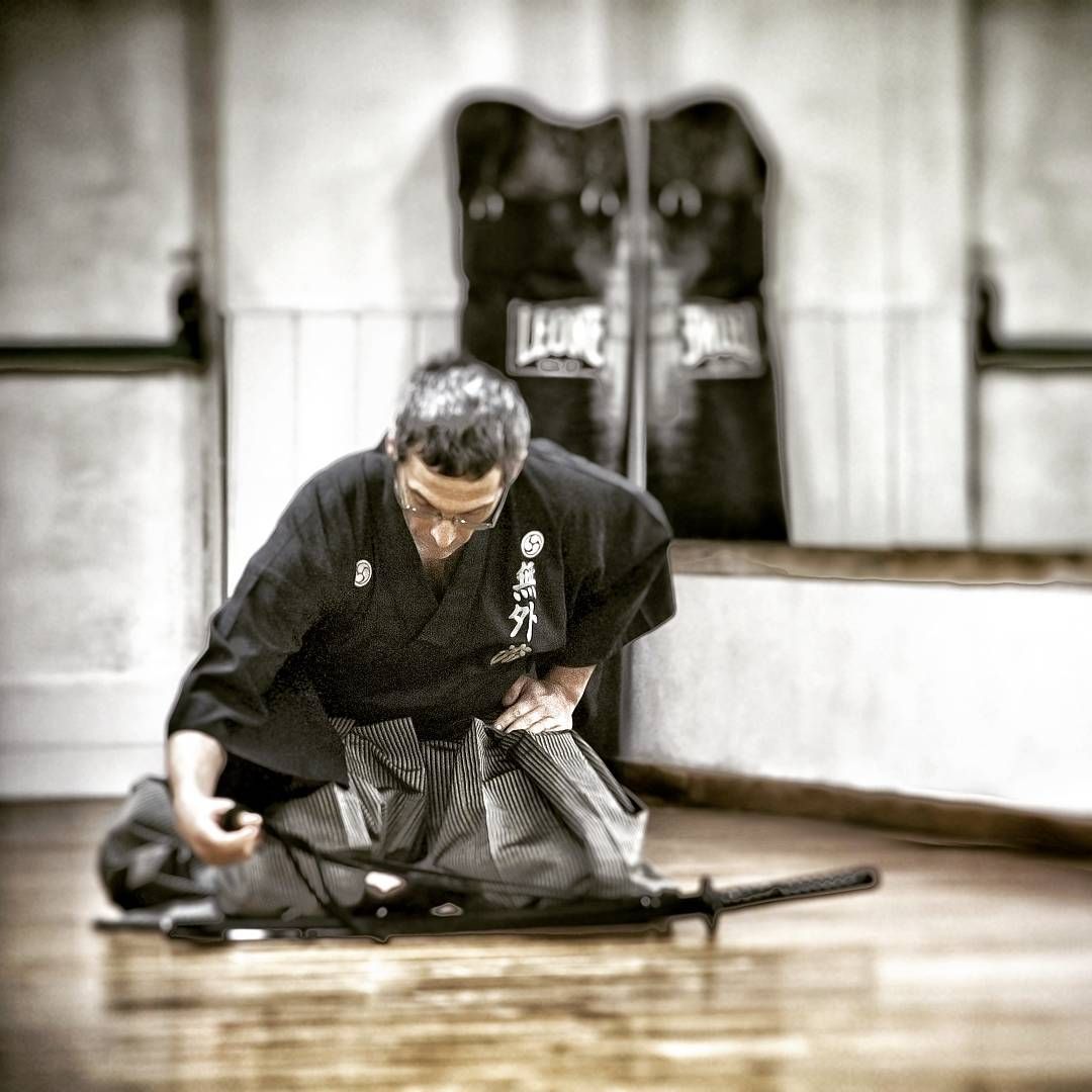 Il Maestro Marco Appetito in seiza nel dōjo, mentre rinfodera la spada